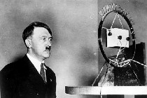 Adolf Hitler bei einer Radioansprache